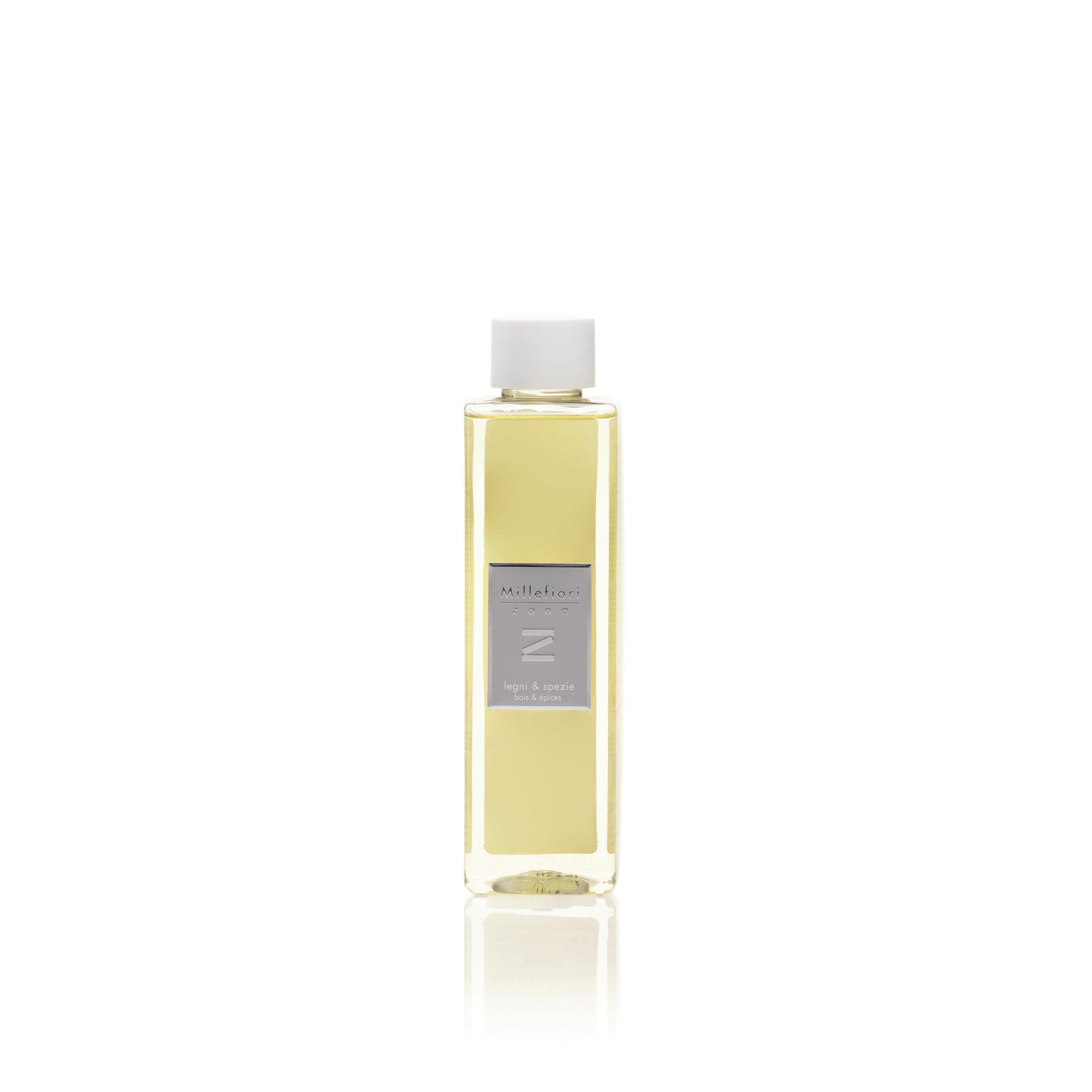 Fragranza equilibrata con note legnose di cedro e patchouli, lavanda, eucalipto e un delicato fondo di vaniglia.